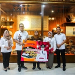 Pj Wali Kota Mojokerto saat memberikan hadiah umroh kepada konsumen Mojo Shop Fiesta 2024.