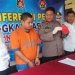 Tersangka dihadirkan saat rilis di Mapolsek Balongbendo.