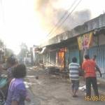 TERBAKAR - Sejumlah pedagang saat berusaha memadamkan api yang membakar kios Pasar Nglemes, Madiun, Rabu (16/9) sore. foto: zainal abidin/BANGSAONLINE