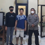 Tersangka Mihtahul Huda (tengah) saat diamankan di Polsek Bandung Polres Tulungagung. foto: ist.