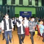 Gubernur Jawa Timur Khofifah Indar Parawansa meninjau pelaksanaan vaksinasi massal di Universitas Islam Negeri Sunan Ampel (UINSA) Surabaya.