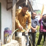 Wali Kota Kediri, Abdullah Abu Bakar, saat mengecek air di Kelurahan Tempurejo. Foto: Ist