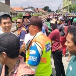 Warga saat berkerumun menyaksikan kecelakaan maut di Sidoarjo.