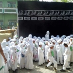 Siswa-siswi Madrasah Ibtidaiyah Nadhlatul Ulama (MINU) Walisongo saat mempraktekkan thowaf mengelilingi miniatur kakbah. foto: EKY NURHADI/ BANGSAONLINE