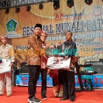 Bupati Sidoarjo, Ahmad Muhdlor Ali, saat menyerahkan penghargaan ke seniman di FSMP 2022. Foto: MUSTAIN/BANGSAONLINE