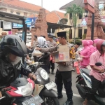 Pembagian takjil gratis di Mapolsek Prajurit Kulon, Kota Mojokerto.
