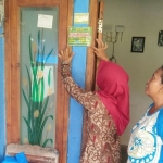 Rumah salah seorang KPM di Kecamatan Kanor dipasangi stiker pertanda sebagai penerima Bansos PKH.
