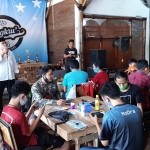 SAMBUTAN: Cabup BHS saat menghadiri turnamen game online di kafe Cangkruk KNV, Sabtu (21/11) sore. foto: MUSTAIN/ BANGSAONLINE