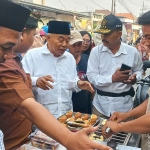 Kiai Asep saat berada di Pasar Sedati, Kecamatan Ngoro, Kabupaten Mojokerto.