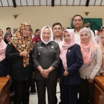 Bupati Bojonegoro Anna Muawwanah foto bersama para Pendamping PKH.