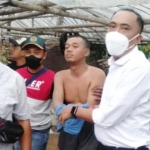 Pelaku Naim (telanjang dada) yang diduga penderita ODGJ saat diamankan petugas. foto: MUJI HARJITA/ BANGSAONLINE