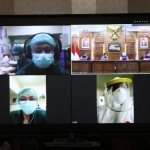 Tangkapan layar monitor saat Gubernur Jawa Timur Khofifah Indar Parawansa menyapa para dokter, perawat dan para medis RSUD dr Soetomo lewat video conference. foto: ISTIMEWA/ BANGSAONLINE.COM 