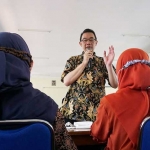 Narasumber saat menyampaikan materi pelatihan. (foto: ist.)