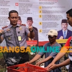 Kalapas Kediri, Urip Dharma Yoga (kiri), saat ikut memanen lele. Foto: MUJI HARJITA/BANGSAONLINE