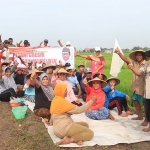 Petani di Desa Kedunganyar, Kecamatan Wringinanom, Kabupaten Gresik, saat mendeklarasikan dukungan ke Cak Imin sebagai calon presiden pada Pemilu 2024. Foto: SYUHUD/ BANGSAONLINE