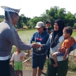 Satlantas Polres Magetan saat bagi-bagi nasi bungkus sambil berpatroli.