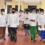 Bupati Fadeli bersama ASN di Pendopo Lokantara saat mengenakan sarung dalam memperingati HSN. (foto: ist)