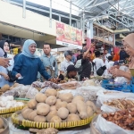 Calon Gubernur Jawa Timur No Urut 2, Khofifah Indar Parawansa, saat menyapa pedagang dan masyarakat di Pasar Sayur Magetan.