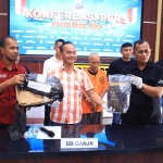 SK (52) asal Tulungagung saat diamankan oleh Polres Blitar Kota beserta barang bukti ganja seberat 1,15 kilogram.
