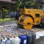 Sebanyak 1.572 miras dari berbagai jenis dan 15 jerigen arak jawa dengan total sekitar 225 liter dimusnahkan.