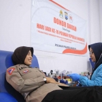 Polwan Polres Madiun saat mengikuti donor darah.