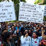 Aksi demo pekerja seni menuntut diizinkan kembali menggelar pertunjukan. (foto: MUJI/ BANGSAONLINE)