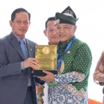 Bupati Malang saat menerima penghargaan.