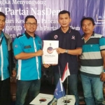 Utusan Ketua DPC Konfederasi SPSI Gresik Ali Muchsin saat mengambil formulir pendaftaran di DPD Nasdem Gresik. foto: ist.