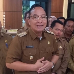 Wabup Gresik Asluchul Alif didampingi Sekda Achmad Washil MR dan Kadispendik S. Hariyanto saat menjelaskan kerusakan sekolah. Foto: Ist.