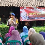 Wakapolres Jombang, Kompol Hari Kurniawan, saat menyalurkan baksos pada warga dan anak yatim piatu.