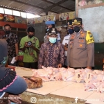 Wawali Batu H Punjul Santoso didampingi Kapolres Kota Batu, AKBP Catur C Wibowo serta TPID Kota Batu menggelar operasi pasar, Kamis (15/09) pagi.