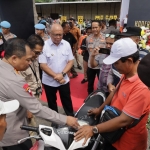 Salah satu pemilik motor saat mengambil kendaraannya di Bazar Motor Polrestabes Surabaya
