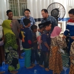 Pertamina EP Asset 4 saat memberikan santunan kepada puluhan anak yatim dan sejumlah warga setempat di lokasi sumur Tapen 03, Desa Sidoharjo, Kecamatan Senori, Tuban, Rabu (9/4).