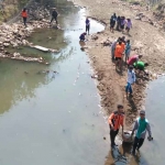 Para relawan pecinta lingkungan saat melakukan aksi bersih-bersih sampah di Sungai Kedak. Foto: Ist