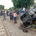 Kondisi mobil Xpander usai diseret kereta api sejauh 15 meter di perlintasan KA Tanggulangin, Sidoarjo.
