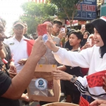 Wali Kota Kediri saat menyerahkan hadiah untuk pemenang lomba. Foto: Ist 
