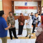 Pj Gubernur Jatim saat meninjau pelaksanaan program CKG atau cek kesehatan gratis dari pemerintah di Puskesmas Jagir, Surabaya.