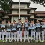 Beberapa siswa dan siswi SMA Dwiwarna (Boarding School) peraih prestasi non-akademik menunjukkan trofi dan piagam.