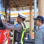 Petugas ketika menempel stiker di bus setelah dilakukan ramp check. Foto: Ist