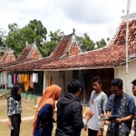 Mahasiwa Unesa ketika di Taniyan Lanjhang Dusun Buddagan, Desa Larangan Luar Kecamatan Larangan, Kabupaten Pamekasan, Madura, Jumat (18-19/1).