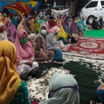 Calon Wakil Bupati Kediri, Dewi Mariya Ulfa saat berdialog dengan warga muslimat dan fatayat di Dusun Ngatup, Desa Kambingan, Kecamatan Pagu. (foto: MUJI HARJITA/ BANGSAONLINE)
