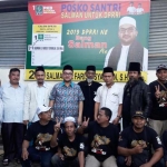 Caleg DPR RI PKB Dapil X (Gresik dan Lamongan) H. Salman El Farisiy Syamlan (tengah kaos batik) bersama relawannya di posko Dahanrejo, Kebomas. foto: SYUHUD/ BANGSAONLINE