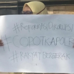 Angkatan Muda Muhammadiyah saat melakukan protes meminta Kapolri mundur dari jabatannya.