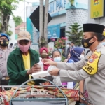 Kapolres Kediri AKBP Lukman Cahyono saat ikut membagikan takjil untuk berbuka puasa kepada tukang becak. foto: ist.