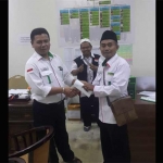 Salah satu Tim TPIHI kloter 42 menyerahkan bantuan untuk korban gempa di Lombok kepada Sektor 6 Makkah Al Mukarromah.