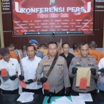Konferensi pers terkait ungkap 12 kasus tindak pidana, dan mengamankan 13 orang tersangka pada periode 1-14 Mei 2025 di Mapolres Blitar Kota.