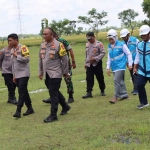 Kapolres Ngawi, AKBP Dwiasi Wiyatputera bersama jajaran Polres Ngawi saat melakukan pengecekan lokasi kunjungan kerja Presiden Jokowi di Desa Pangkur.