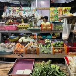 Dagangan milik salah satu pedagang sembako di Pasar Gresikan Surabaya. Foto: Bangsaonline.