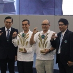  Dekan Fakultas Sastra (FS) UM, Dr. Moch. Syahri, S.Sos.M.Si (dua dari kanan) usai menerima piala dari rektor.
