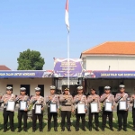 Personel Polres Mojokerto Kota peraih penghargaan.